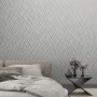 Moderne Vliestapete in Grau-Silber mit grafischem Rautenmuster von Marburg, passend für Wohn- und Schlafzimmer.