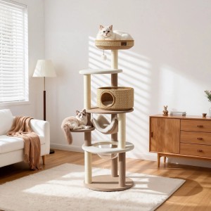 Beiger Kratzbaum Fudajo Forest Lodge 168cm mit Katzenhaus, Hängematte, Papierseil-Stämmen und zwei Katzen.