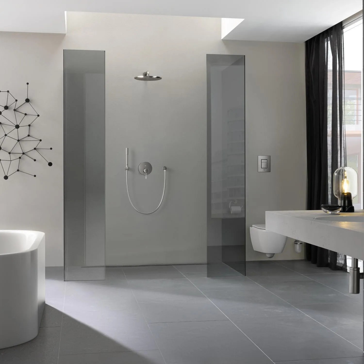 Moderne Badezimmer-Szene mit Grohe Essence Wannenbatterie in Chrom.