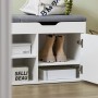 Weiße Schuhbank mit grauem Sitzkissen und Stauraum für Schuhe und Accessoires.