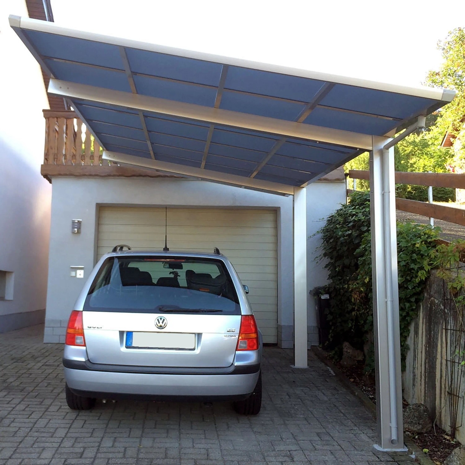 Ximax Alu Carport Linea im Edelstahl-Look mit Auto. Einzelcarport mit transparentem Dach.
