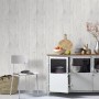 Helle Holz-Optik Vliestapete „Erismann Imitations 2“ im Raum mit Möbeln, für Wohnraumgestaltung.