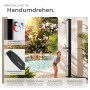 Tectake Solardusche Ofanto mit Kind im Garten. Die Dusche ist schwarz und hat eine Ablage.
