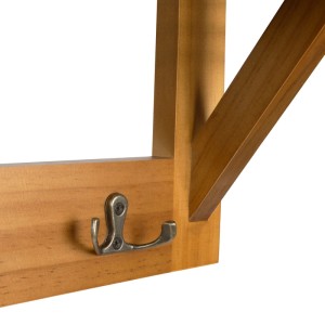 Detailaufnahme: KARAT Wandregal Rustic mit Garderobenhaken im Landhausstil aus Kiefernholz.