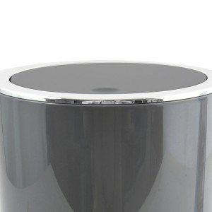 Grauer MSV Kosmetikeimer Kamaka 6 l mit Schwingdeckel und silberfarbenem Rand.