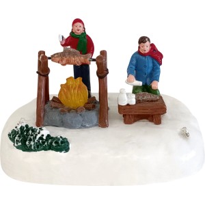 Weihnachtsdorf Figur: Winterliche Grill Camping Szene mit zwei Personen am Lagerfeuer, Fisch und Schnee. Weihnachtsdekoration.
