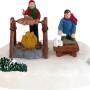 Weihnachtsdorf Figur: Winterliche Grill Camping Szene mit zwei Personen am Lagerfeuer, Fisch und Schnee. Weihnachtsdekoration.