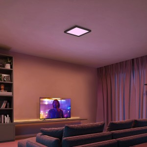 Philips Hue Tento LED-Panel in Schwarz, farbiges Licht im Wohnzimmer.