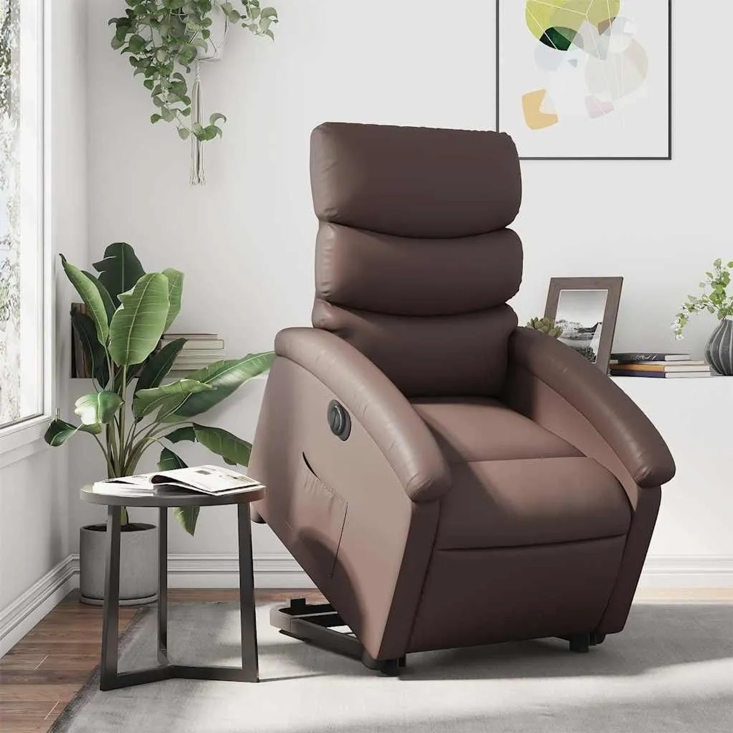 Brauner Relaxsessel mit Aufstehhilfe aus Kunstleder, elektrisch verstellbar.