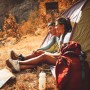 Zwei Personen beim Camping vor einem Zelt. Ideal für Outdoor-Abenteuer mit einem Edelstahl Flachmann.