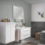 Fackelmann Milano Keramik-Waschbecken, 107,5 cm, weiß, mit Unterschrank und Spiegel im Badezimmer.