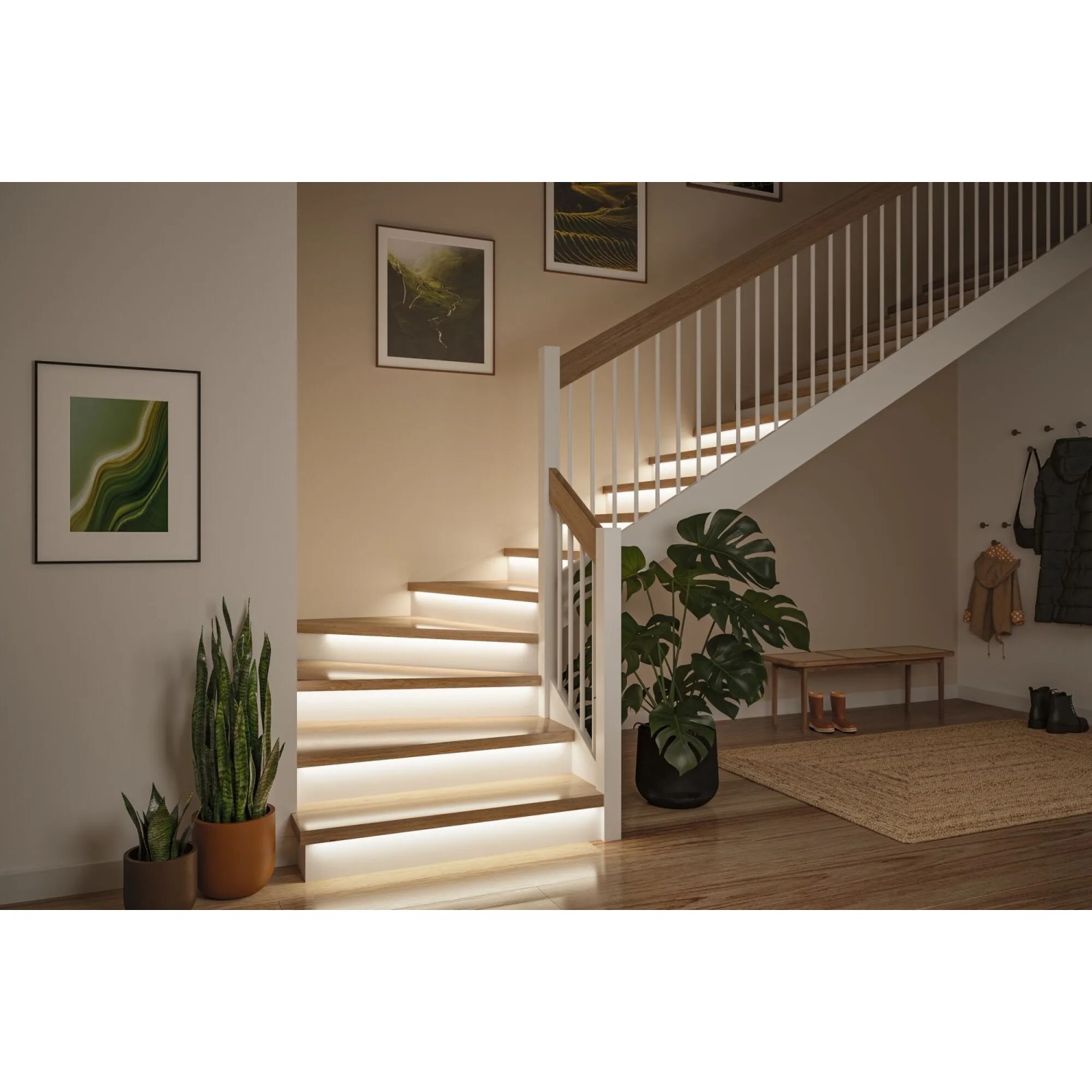 Paulmann MaxLED Stair LED-Strips beleuchten eine moderne Holztreppe mit warmem Licht im Flur. Stilvolle Treppenbeleuchtung.