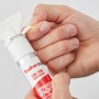 fischer Reparatur Spachtel 70ml in Tube mit integriertem Spachtel in der Hand.