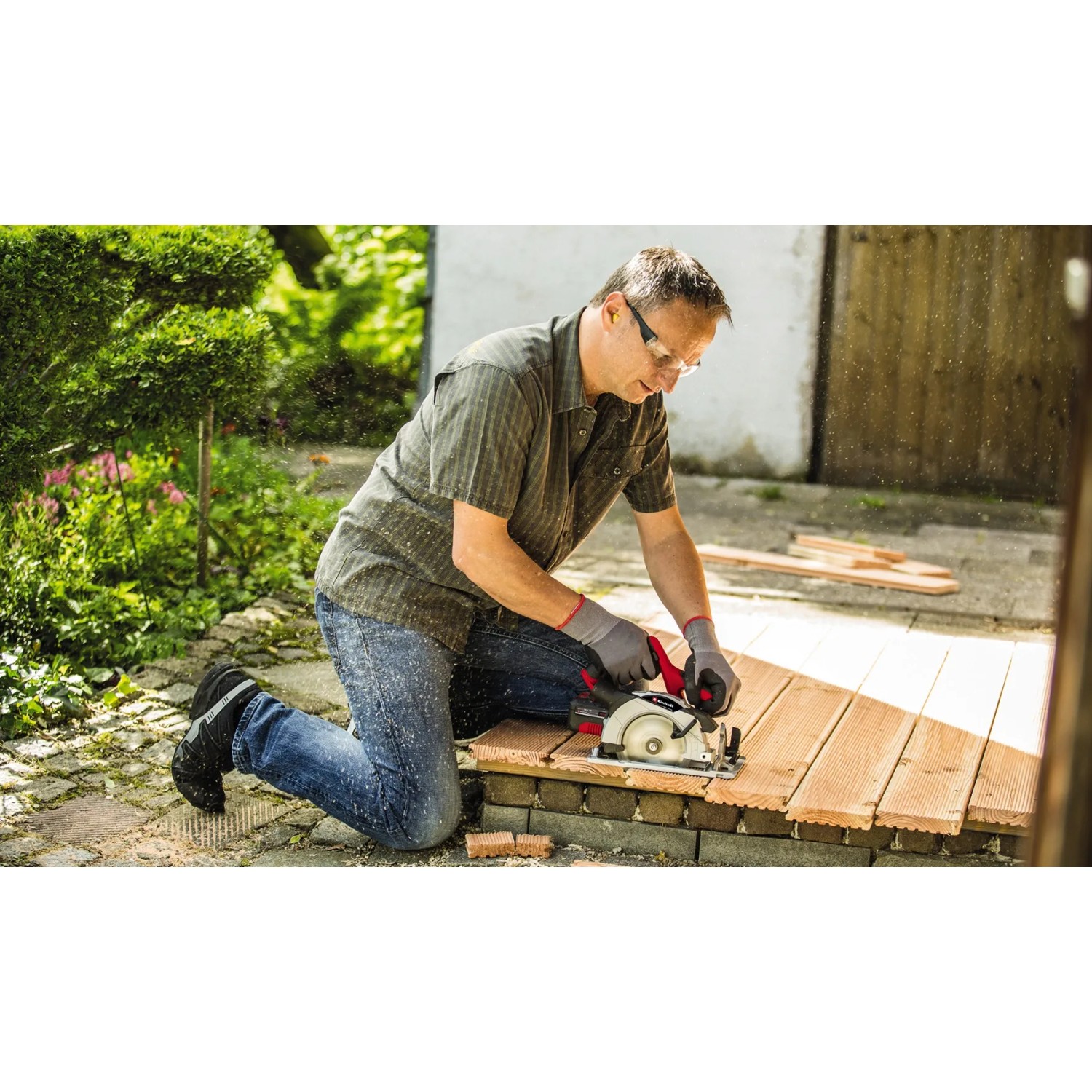 Mann sägt Holz mit der Einhell Akku-Handkreissäge TE-CS 18/165-1 Li Solo.