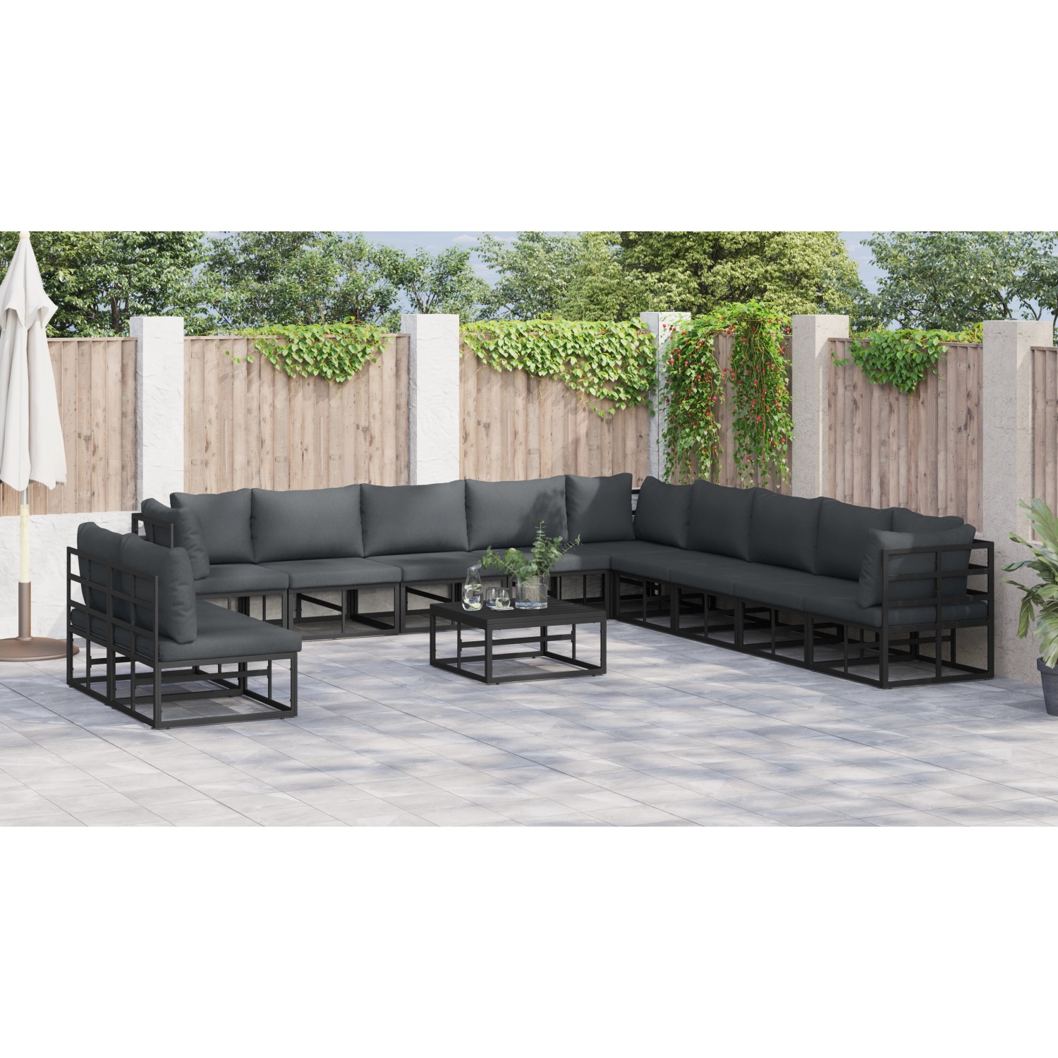 Schwarzes vidaXL Garten-Sofa-Set (12-tlg.) mit Tisch und Kissen auf einer Terrasse.