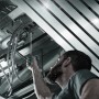 Mann arbeitet mit Wera Werkzeug-Set Kraftform Kompakt Schraubendreher an Deckeninstallation.
