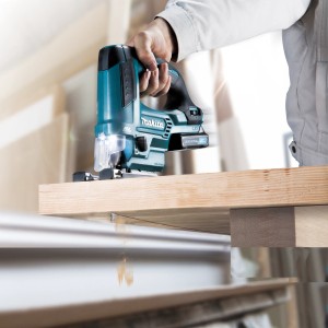 Makita Akku-Pendelhubstichsäge JV103DZ beim Sägen von Holz. Kompakte Stichsäge für präzise Schnitte.