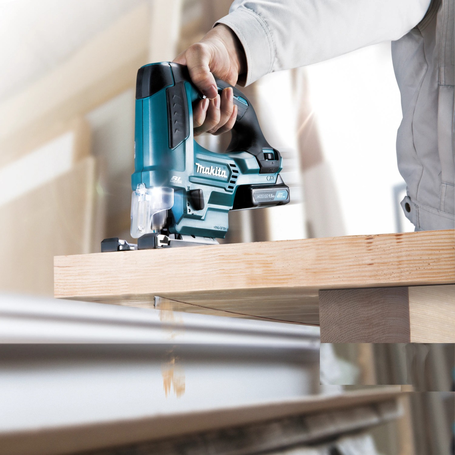 Makita Akku-Pendelhubstichsäge JV103DZ beim Sägen von Holz. Kompakte Stichsäge für präzise Schnitte.