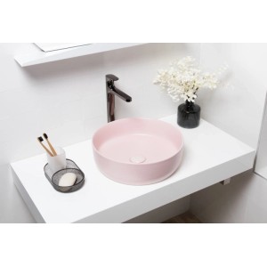 Runde rosa matte Waschschale auf weißer Platte im modernen Bad. Inkl. Ablaufgarnitur. Ø 39 cm.