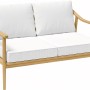 Lakewood Lounge-Bank: 2-Sitzer Gartenmöbel aus Akazienholz mit weißen Kissen.