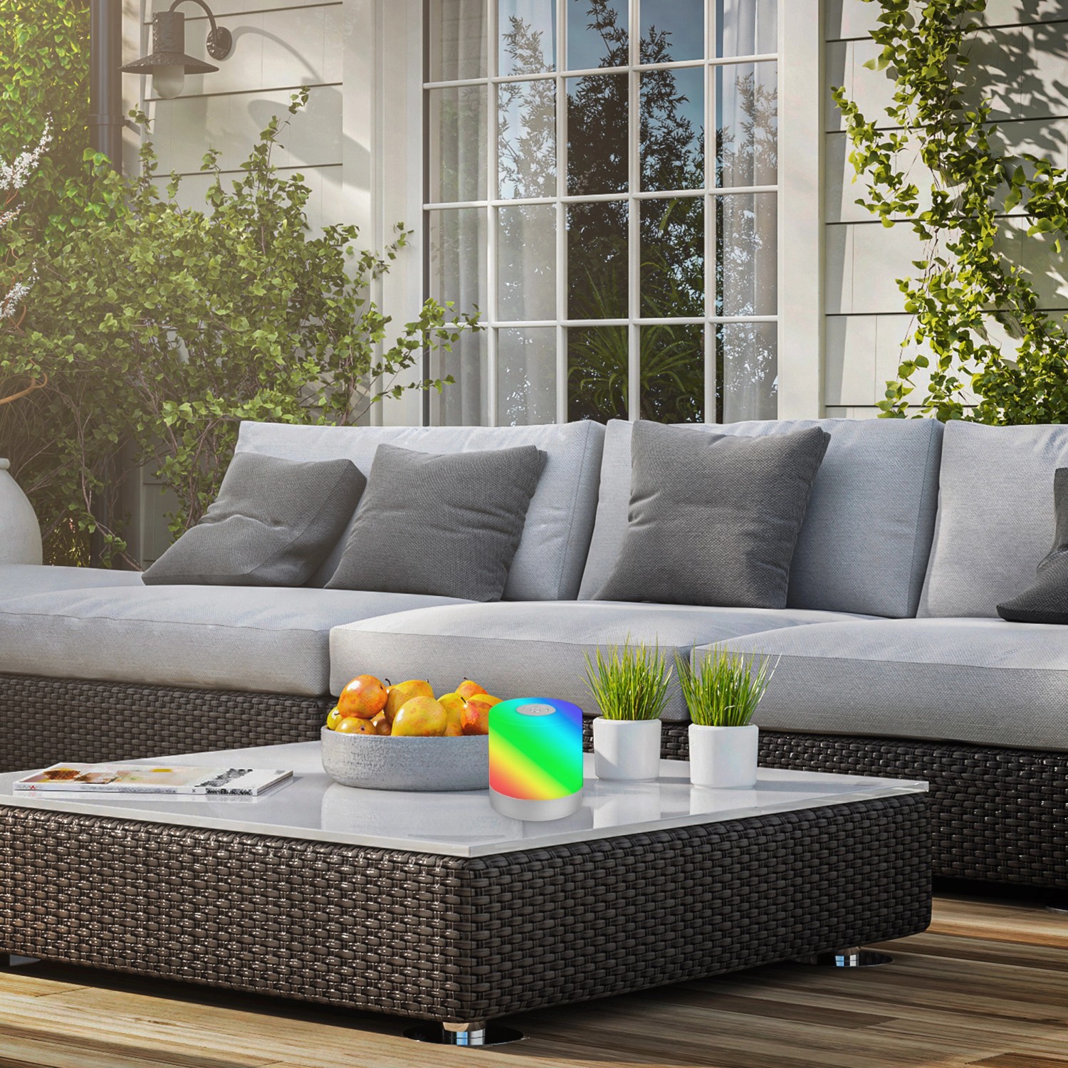 Brilo Akku-Tischleuchte Smal, Chrom-Matt, RGB, auf Gartentisch. Dekorative Außenleuchte.