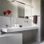 Moderne LED Bad-Wandleuchte Rocco in Chrom, 90 cm breit, spendet warmweißes Licht im Badezimmer.