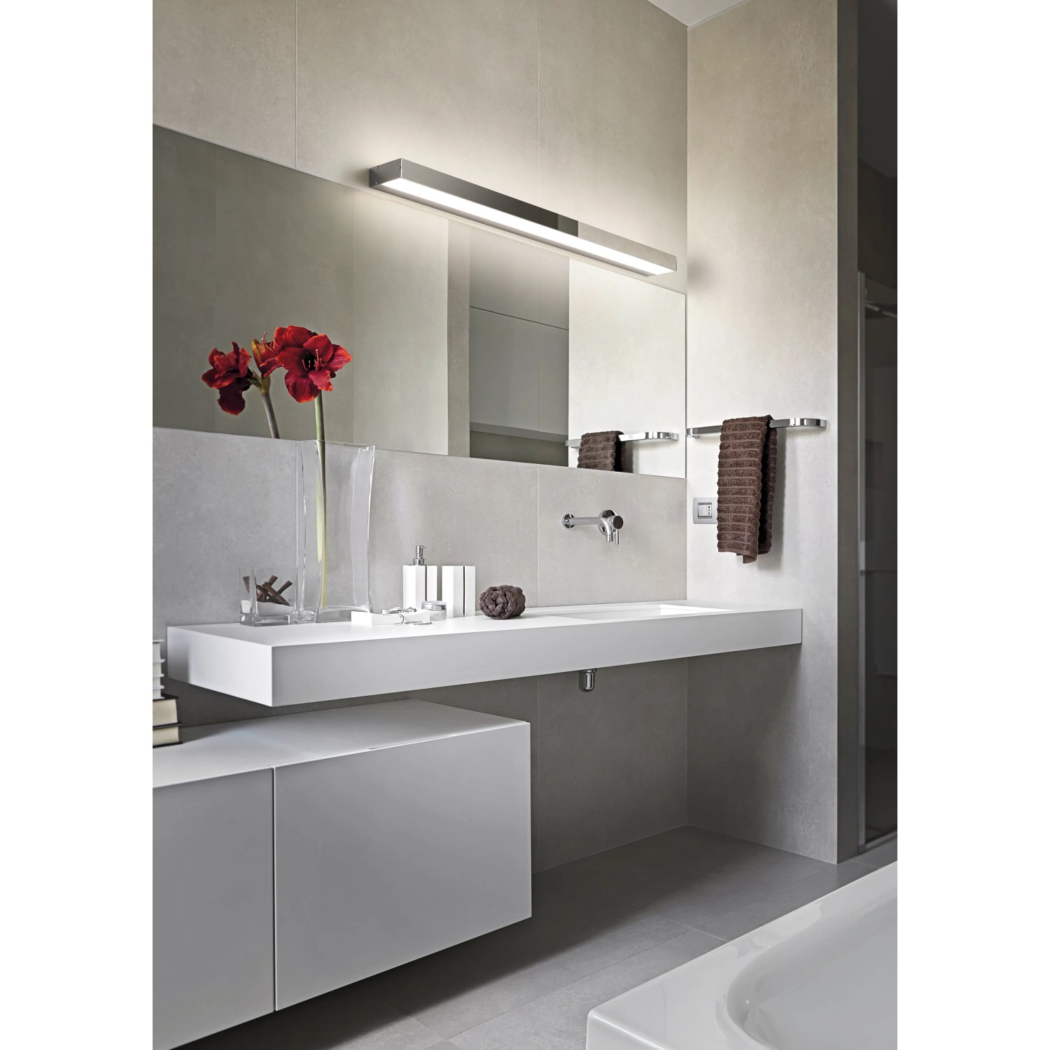 Moderne LED Bad-Wandleuchte Rocco in Chrom, 90 cm breit, spendet warmweißes Licht im Badezimmer.