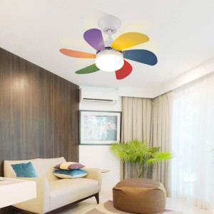 NETTLIFE Deckenventilator aus Metall L75 Mehrfarbig mit bunten Flügeln und integrierter Leuchte in modernem Wohnzimmer.