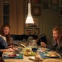 Philips Hue White Ambiance Explore Pendelleuchte über Esstisch mit Familie. Dimmbar, Weiß.