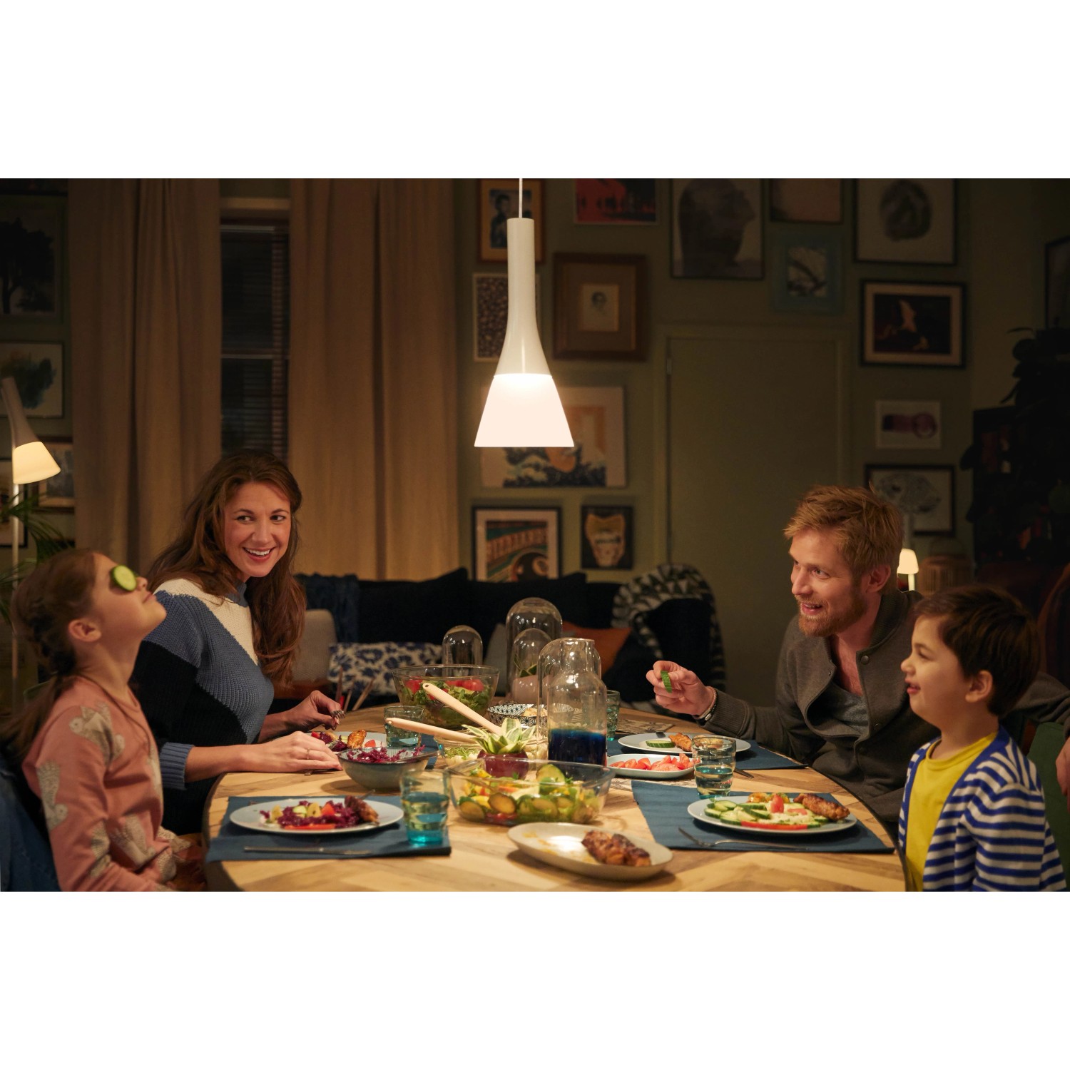 Philips Hue White Ambiance Explore Pendelleuchte über Esstisch mit Familie. Dimmbar, Weiß.