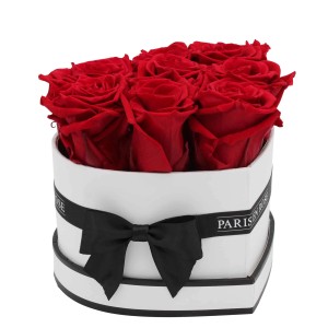 Herzförmige Rosenbox mit 8 bordeauxfarbenen Rosen und Schleife. Romantischer Blumenstrauß.