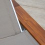 Detailansicht: Merxx Sonnenliege Naxos mit Textilbespannung und Akazienholz-Applikationen.