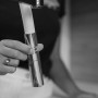 Verchromte VIZIO 3 Wege Küchenarmatur mit Handbrause und gelbem Akzent.