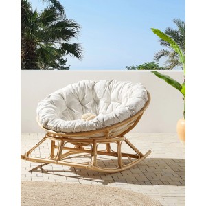 Beiger Beliani Schaukelstuhl aus Rattan mit weichem Kissen für Garten oder Terrasse.