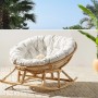 Beiger Beliani Schaukelstuhl aus Rattan mit weichem Kissen für Garten oder Terrasse.