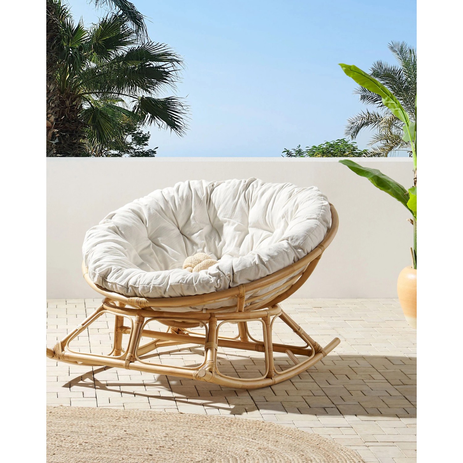 Beiger Beliani Schaukelstuhl aus Rattan mit weichem Kissen für Garten oder Terrasse.