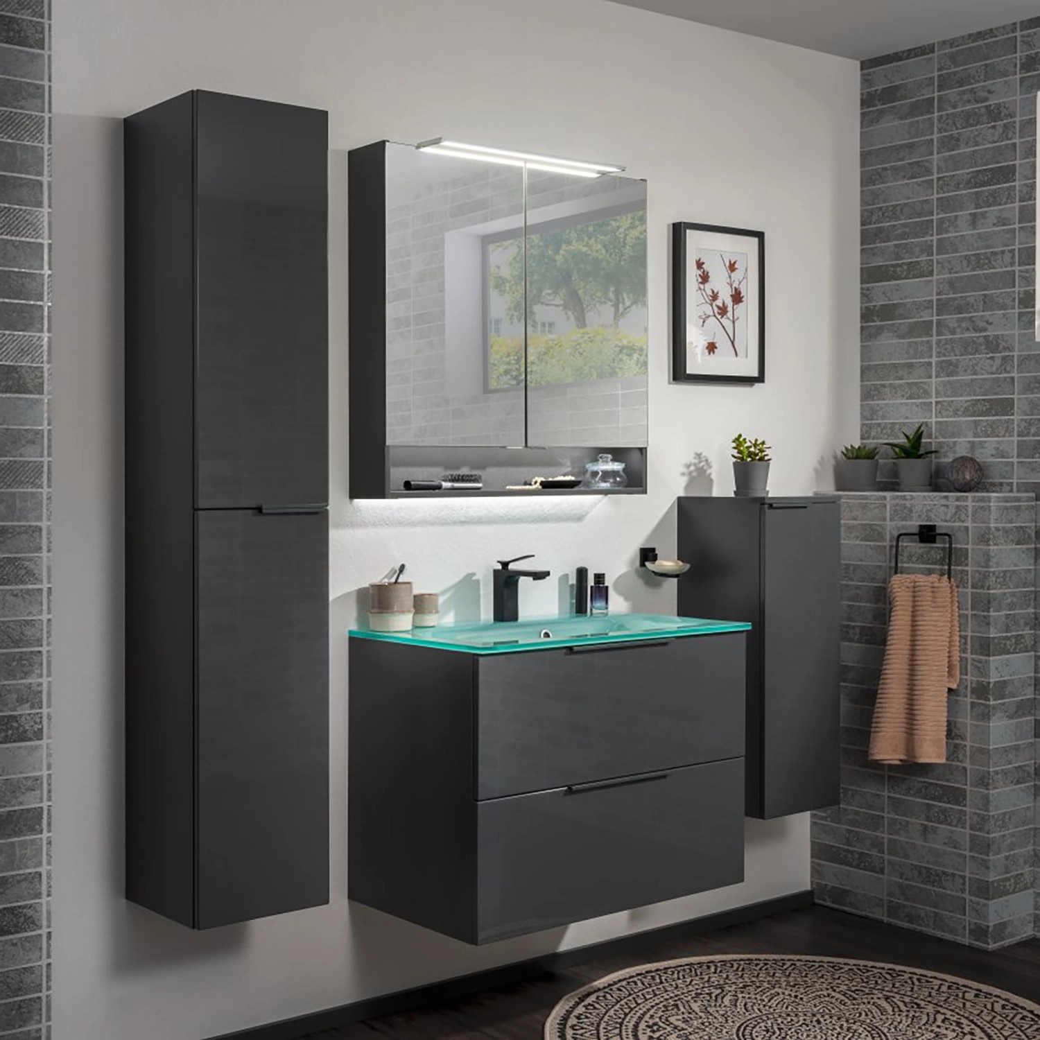 Fackelmann Luna Bad-Hochschrank in Anthrazit (30 cm) im modernen Badezimmer.