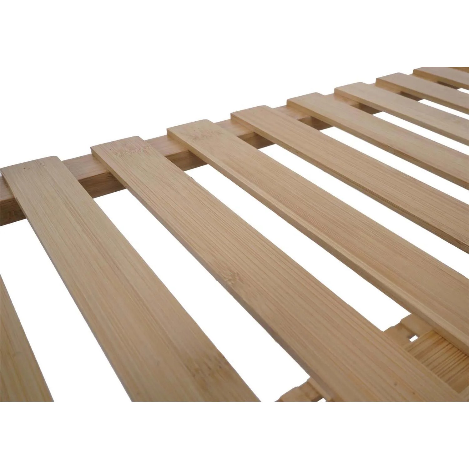 Detailansicht der hellen Bambuslatten der Standgarderobe, natürliche Holzmaserung.