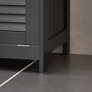 Detailaufnahme: Grauer SoBuy Hochschrank BZR124-DG mit Wäschesack, Holzfüße.