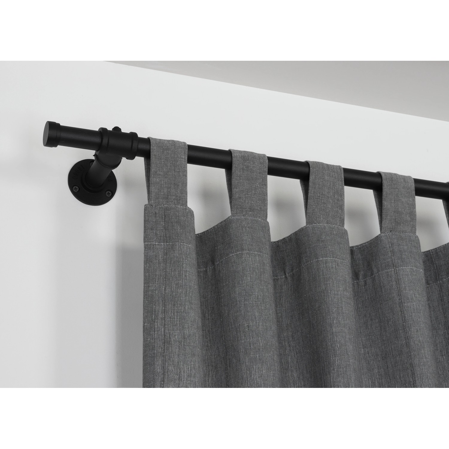 Gardinia Gardinenstange Industrial Home, Ø 25 mm, schwarz, 160 cm mit grauen Gardinen.