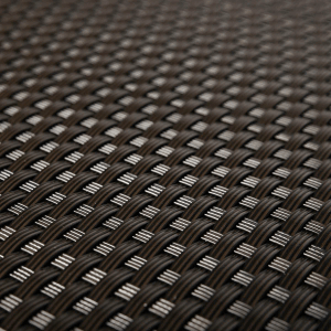 Detailaufnahme: Dunkelbrauner NYVI Balkon Sichtschutz aus Polyrattan mit Metallösen.