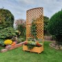 Rankkasten Flora 205 cm aus Kiefernholz mit Rankhilfe und Bepflanzung im Garten.