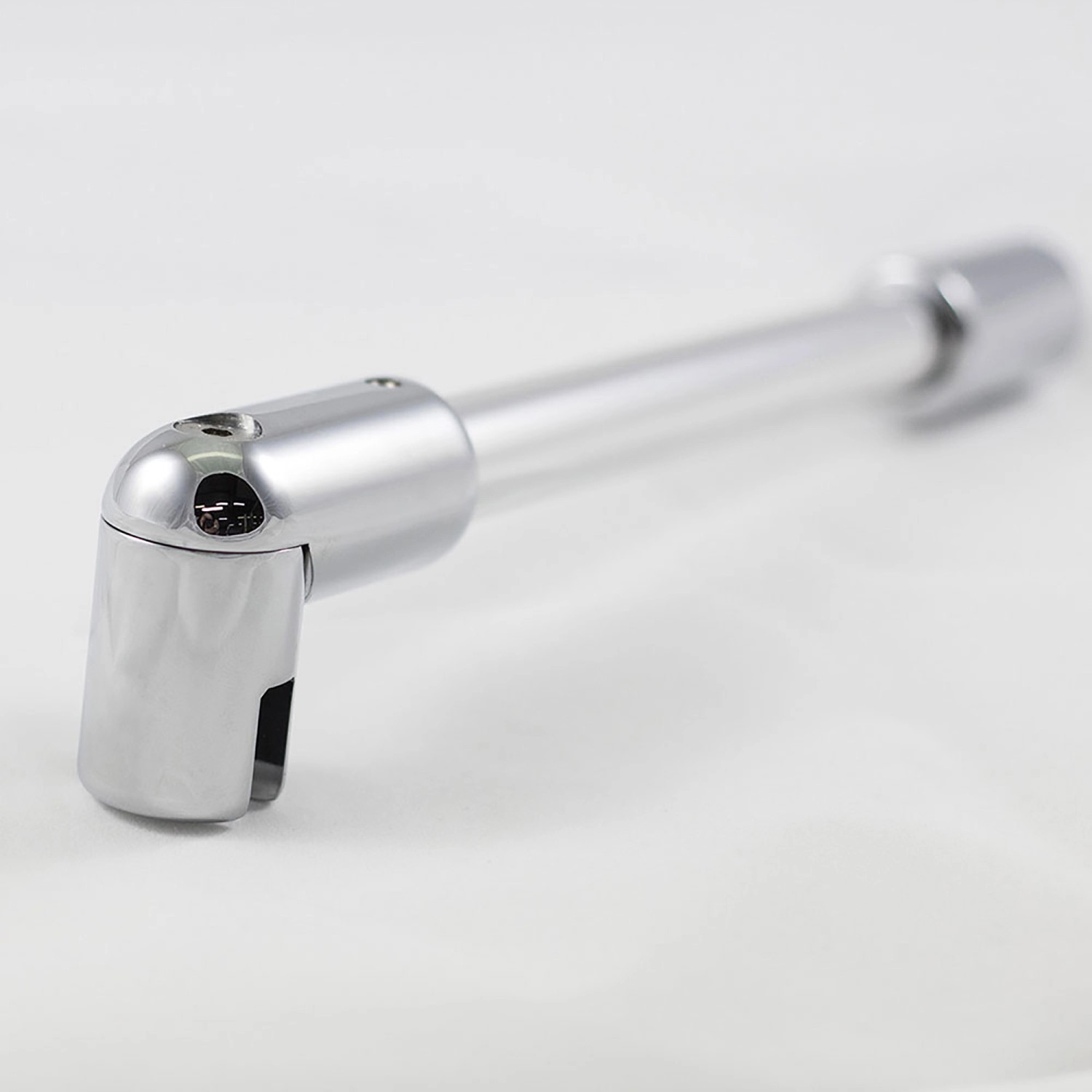 Detailaufnahme: Breuer Elana 6 Eckeinstieg Drehtür, silber matt, Klarglas, Beschlag.