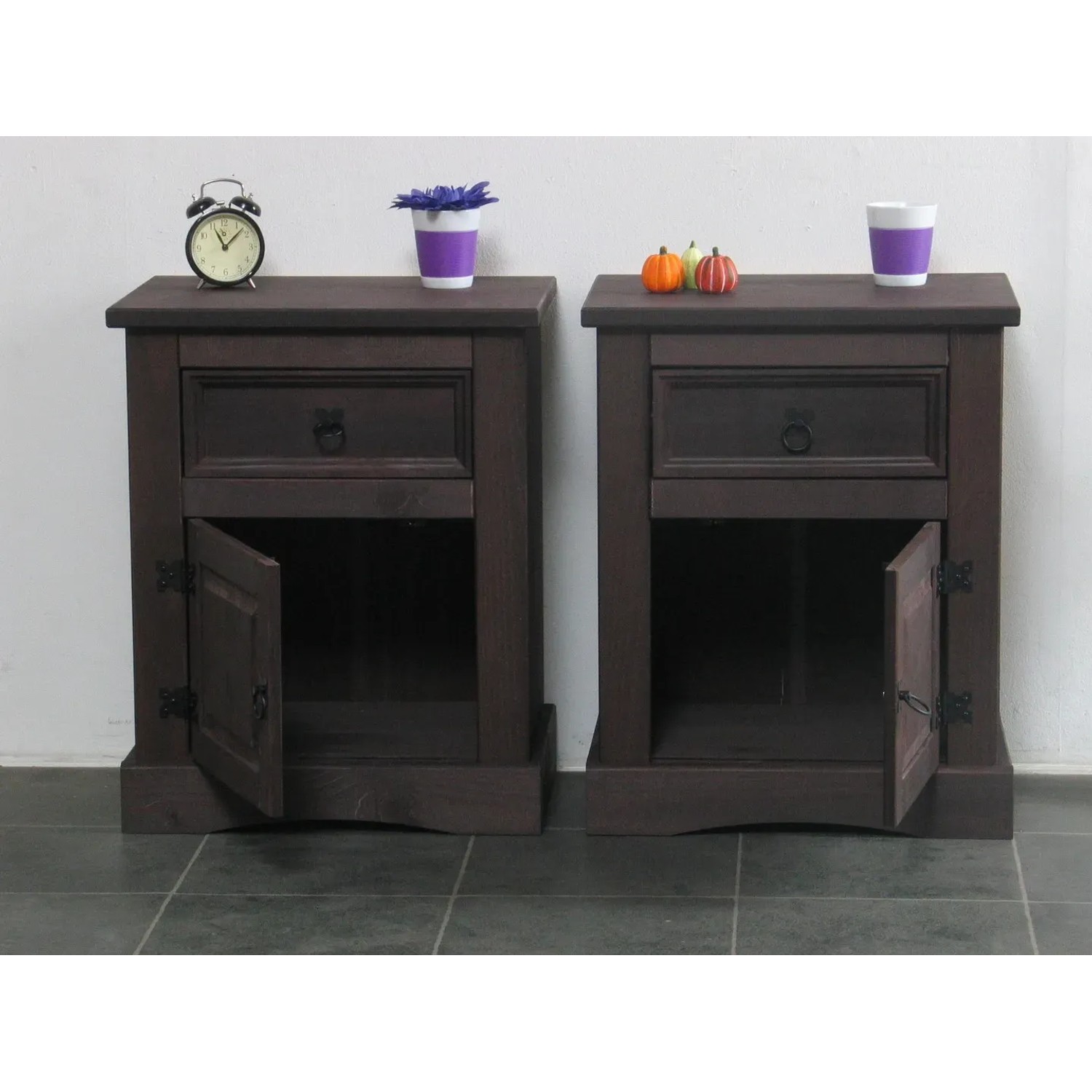 Zwei New Mexico Nachttische, kolonial gebeizt, mit Schublade und Tür. Rustikale Optik.