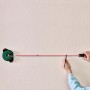 Bosch Atino Linienlaser mit integriertem Maßband an Wand, Markierung mit Stift.