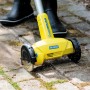 Gloria WeedBrush mit Stahldraht-Fugenbürste im Einsatz zur Fugenreinigung.