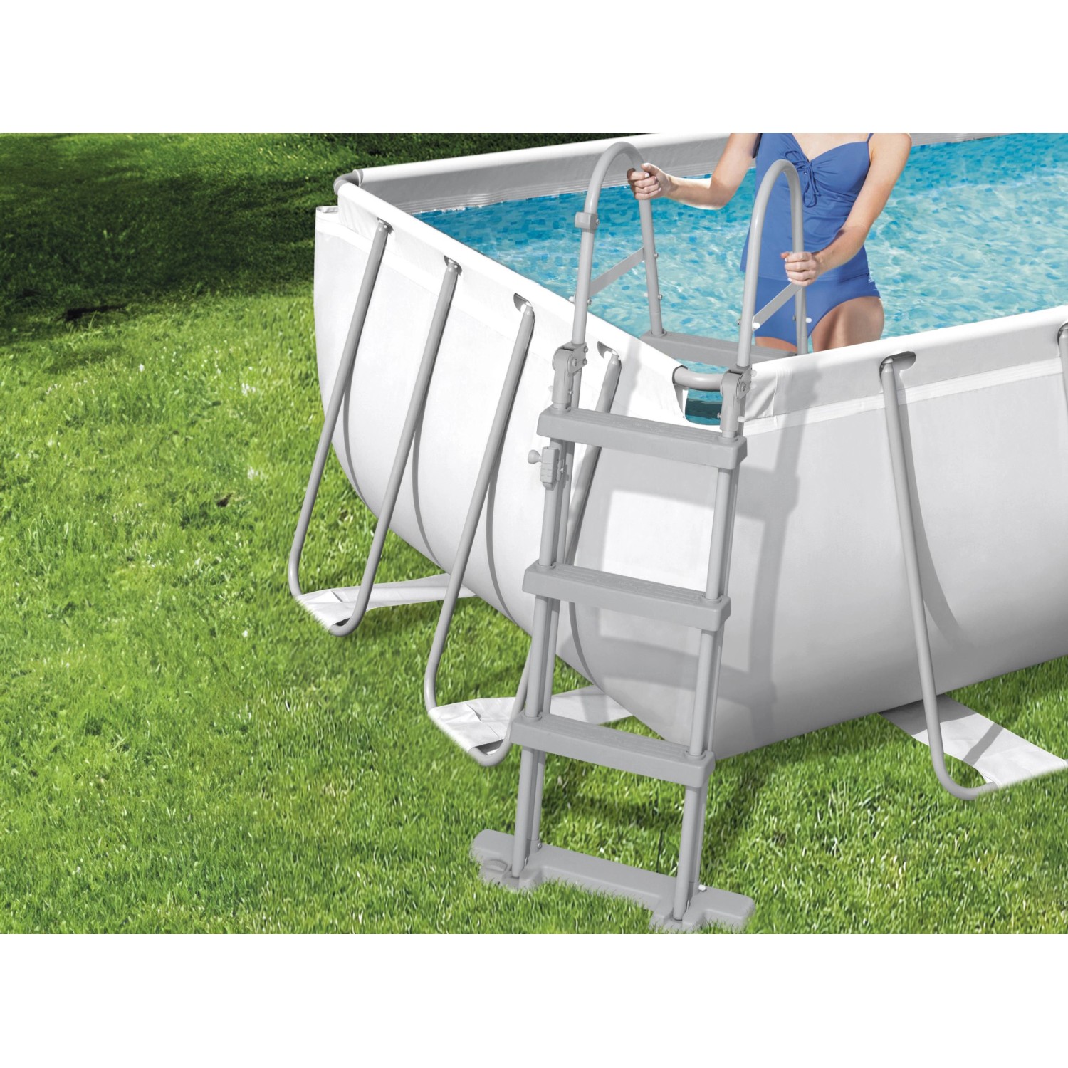 Rechteckiger Bestway Stahlrahmenpool mit Leiter im Garten. Pool-Set 404x201x100 cm.