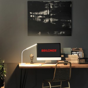 Brilo LED-Tischleuchte Pivaz, dimmbar, warmweiß, weiß, auf Schreibtisch mit PC.
