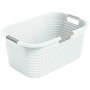 Weißer Rotho Wäschekorb Country (40 l) mit Rattanstruktur und Tragegriffen.