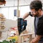 Bosch Professional Akku-Holznagler GNH 18V-64 M im Einsatz beim Holz tackern.